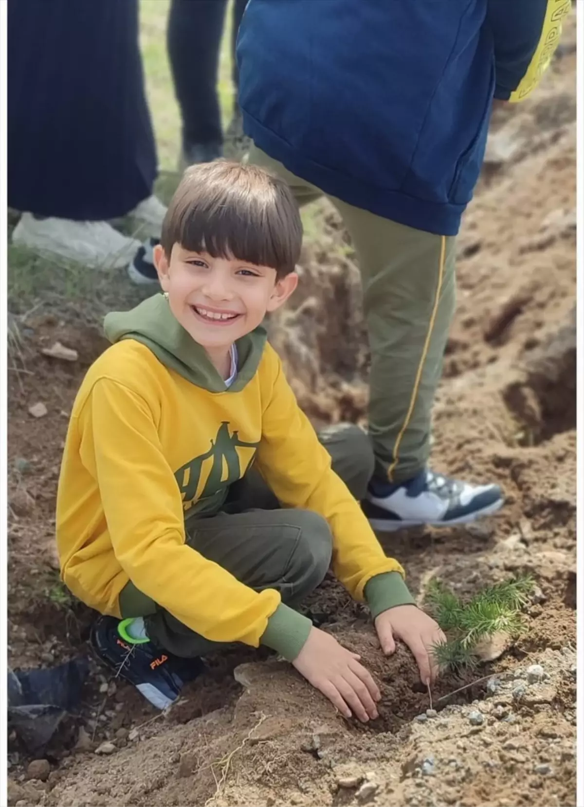 Öğrenciler Fidan Dikti