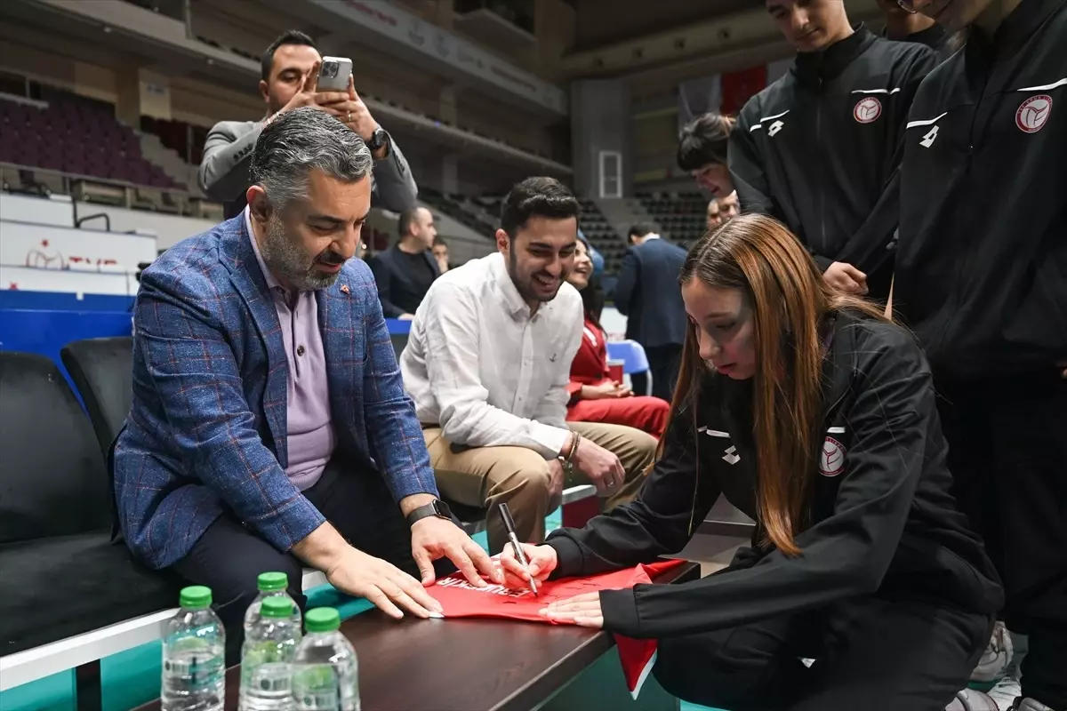 RTÜK Başkanı Şahin, 23 Nisan\'ı Genç Sporcularla Kutladı