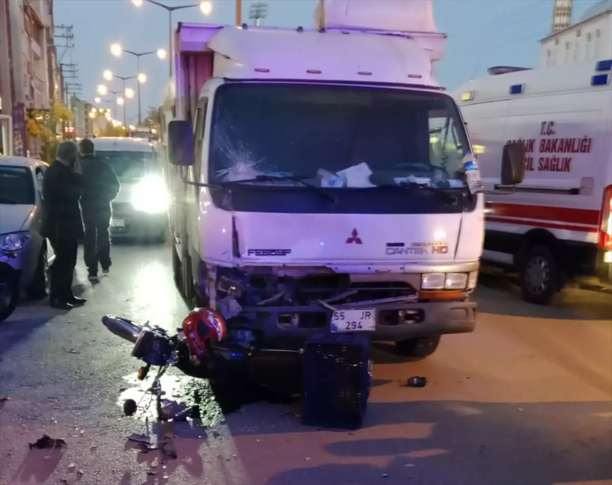 Bafra\'da Motosiklet Kazası: Baba Kızı Yaralı