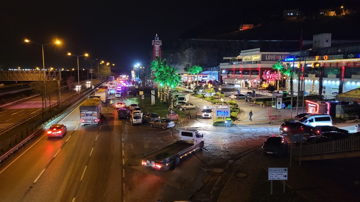 Samsun\'da Heyelan: 3 Kişi Toprak Altında