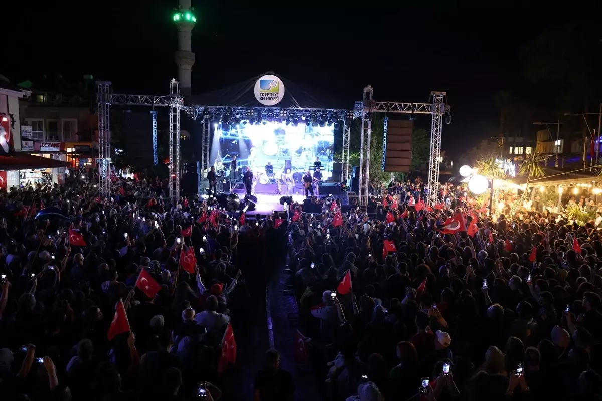 Haluk Levent Fethiye\'de 23 Nisan\'ı Coşkuyla Kutladı