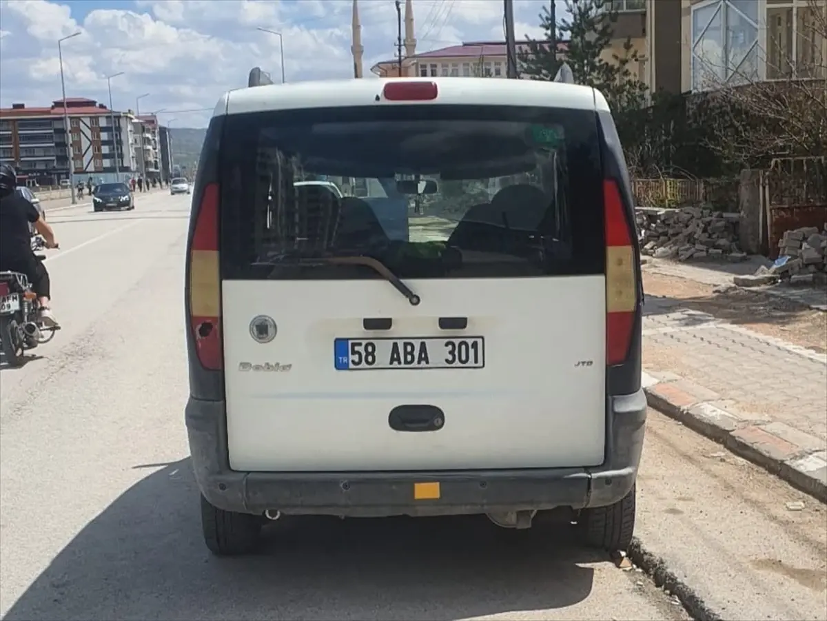 Sivas\'ta Bisikletle Araç Çarpıştı