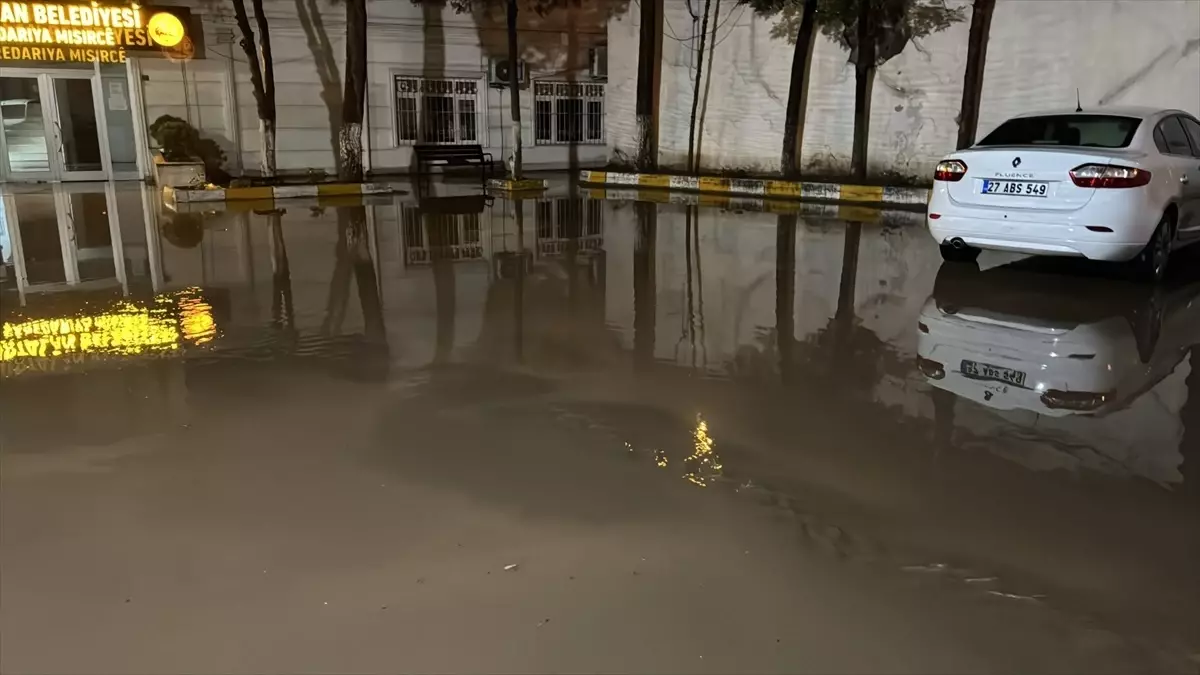 Kurtalan\'da Sağanak Su Baskınlarına Neden Oldu