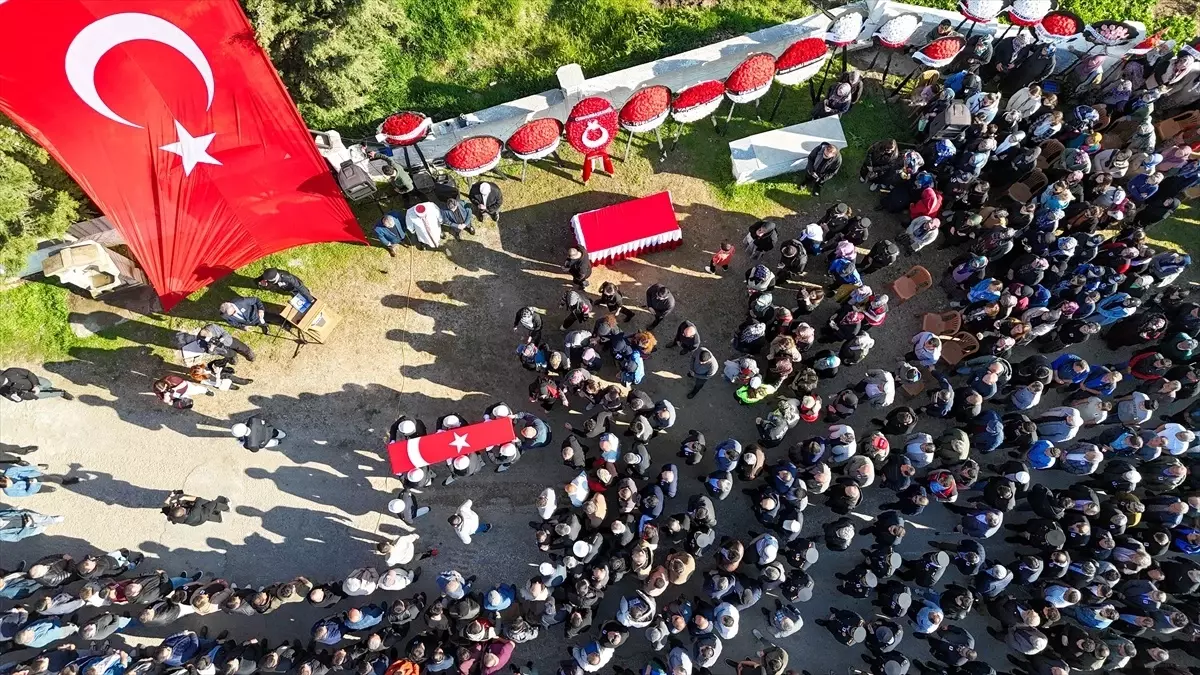 Şırnak\'ta bir aracın çarpmasıyla şehit olan polis memuru Uşak\'ta son yolcuğuna uğurlandı