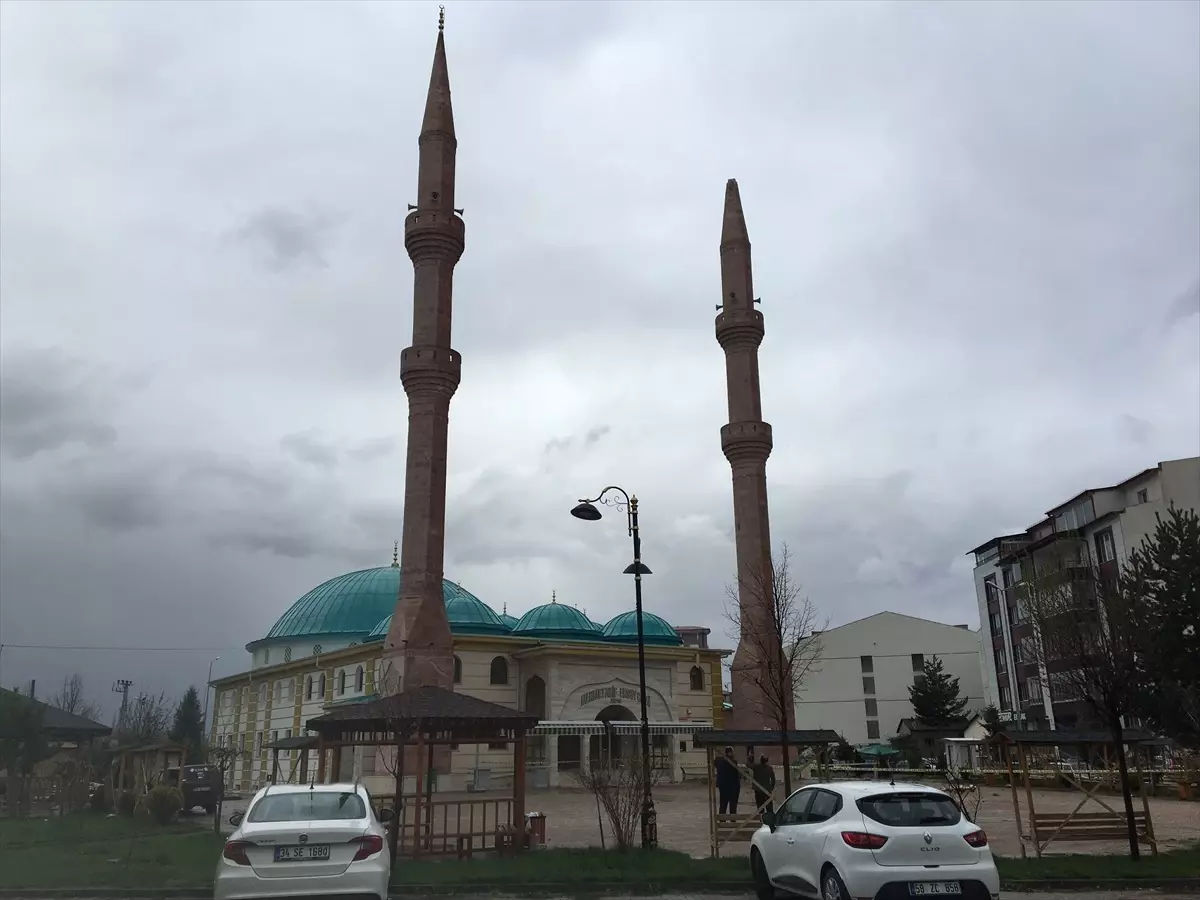 Zara\'da Camii Minaresine Yıldırım Düştü