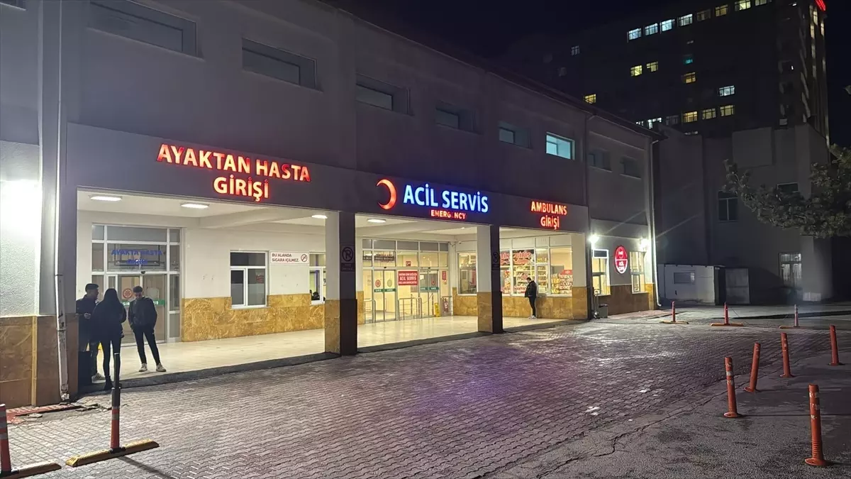 Sivas\'ta 53 Öğrenci Gıda Zehirlenmesi Şüphesiyle Hastaneye Kaldırıldı