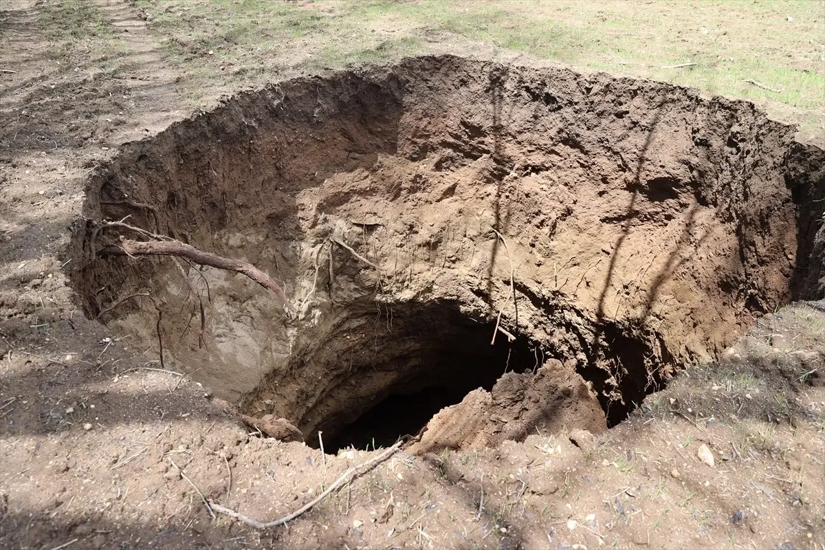 Dereköy\'de 7 Metre Çapında Obruk Oluştu