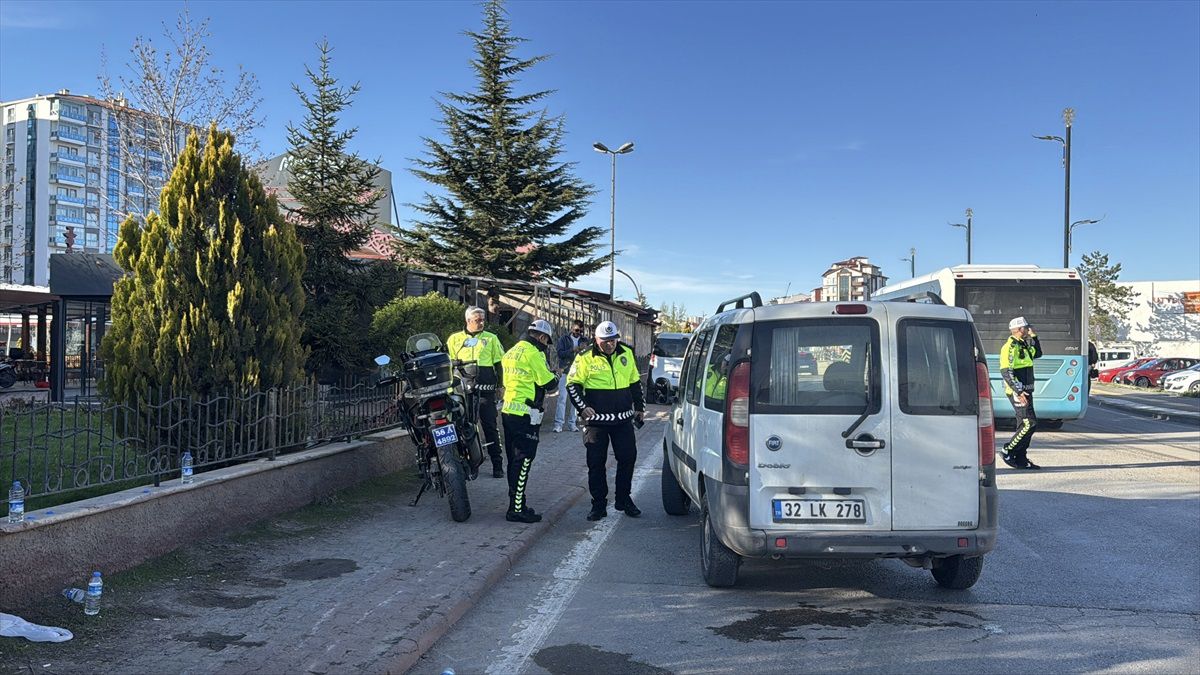 Sivas\'ta polis motosikleti kaza yaptı, 2 memur yaralandı