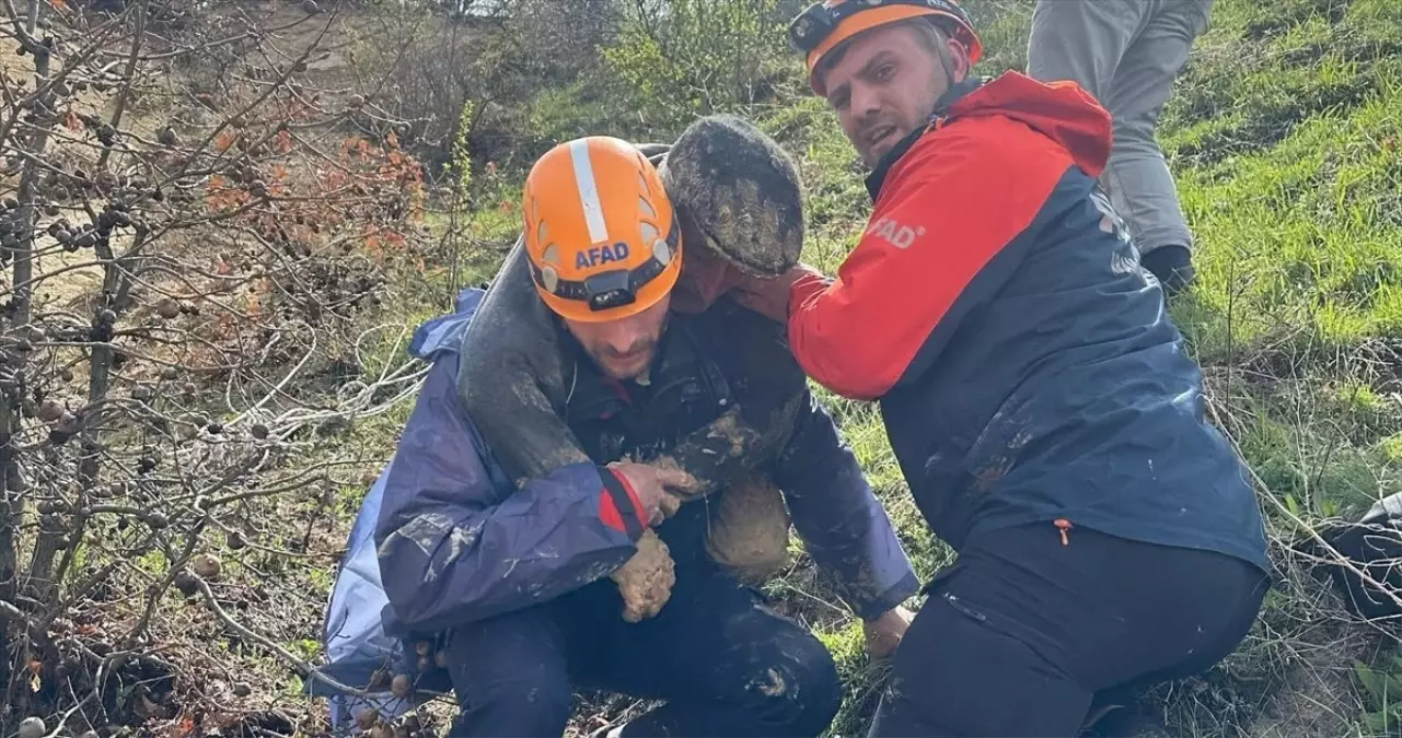 Çamura Saplanan Yaşlı Adam Kurtarıldı