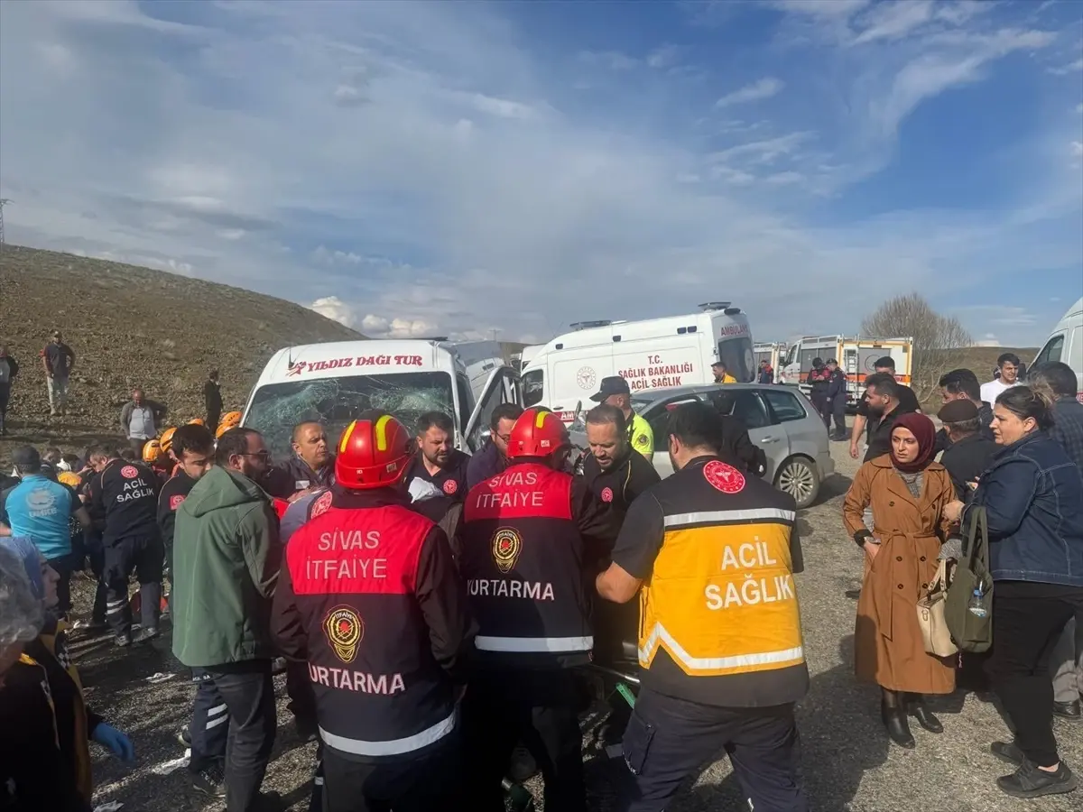 Sivas\'ta Minibüs ile Otomobil Çarpıştı: 15 Yaralı