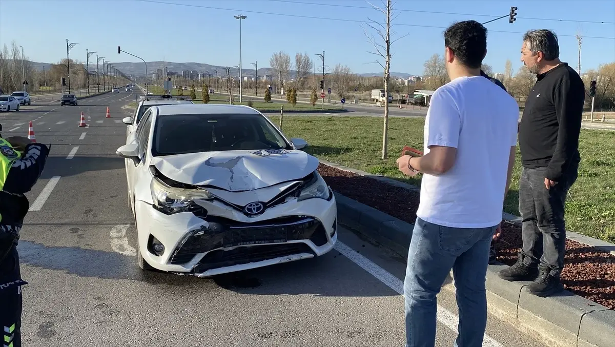 Sivas\'ta otomobiller çarpıştı, 2\'si çocuk 4 kişi yaralandı