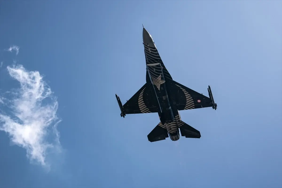 SOLOTÜRK "2025 Turizm Başkenti" Erzurum\'da gösteri uçuşu yaptı