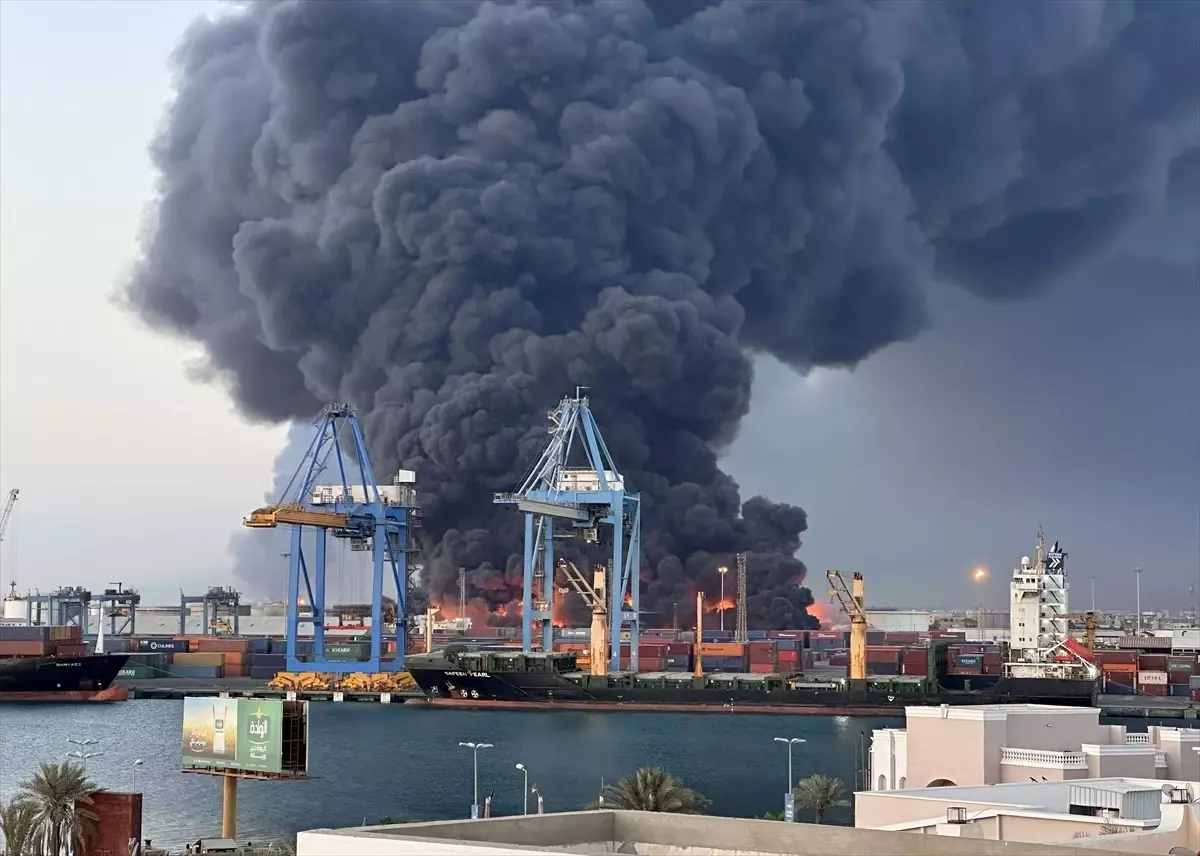 Port Sudan\'da Patlamalar ve Yangınlar