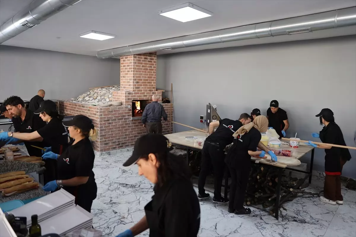 Mardin\'de Süryani İşadamı Pizza Salonu Açtı