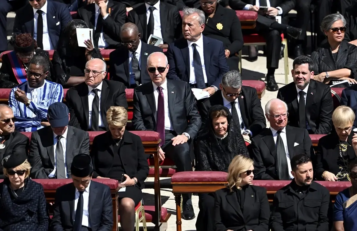 Kurtulmuş, Vatikan\'daki Cenaze Törenine Katıldı