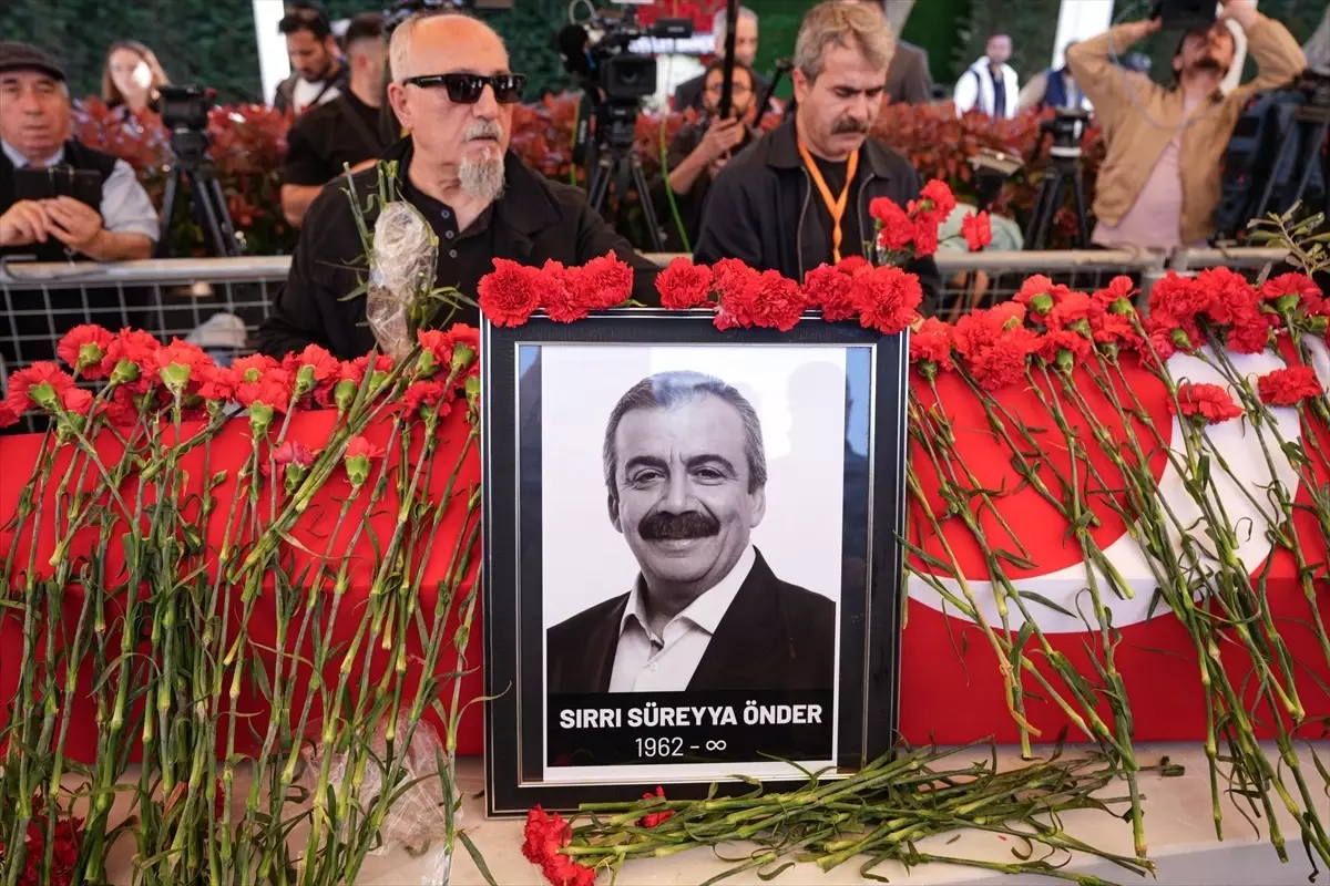 Sırrı Süreyya Önder\'in Cenazesi Toprağa Verildi