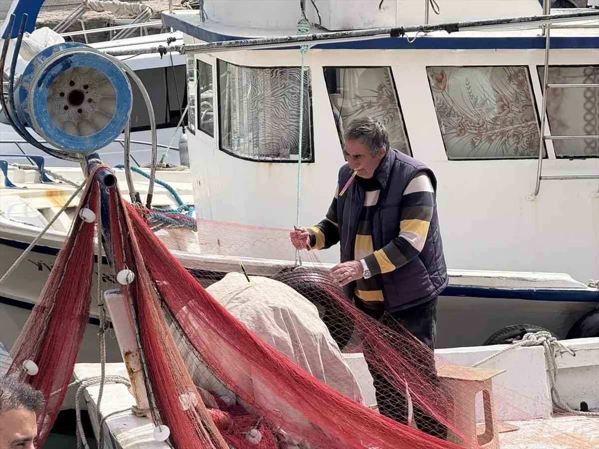 Tekirdağ\'da Küçük Teknelerle Balık Avı Devam Ediyor