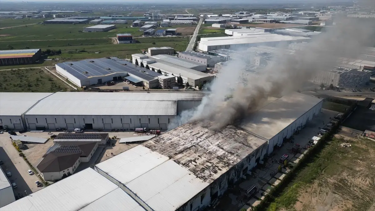 Tekirdağ\'da Kauçuk Fabrikasında Yangın