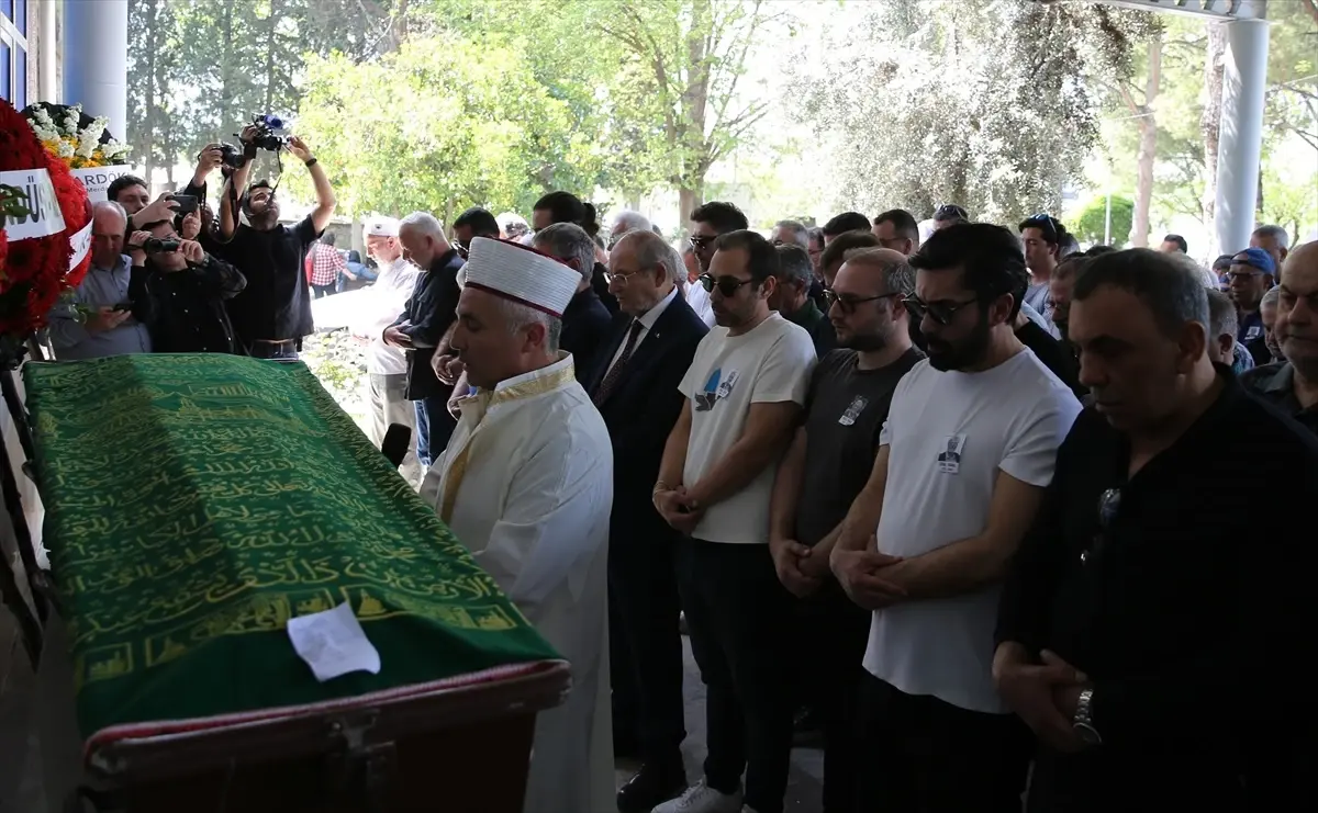Ersun Yanal\'ın Babası Ural Yanal Son Yolculuğuna Uğurlandı