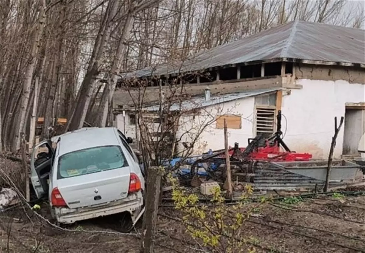 Tokat\'ta Bahçeye Düşen Araçta 3 Yaralı