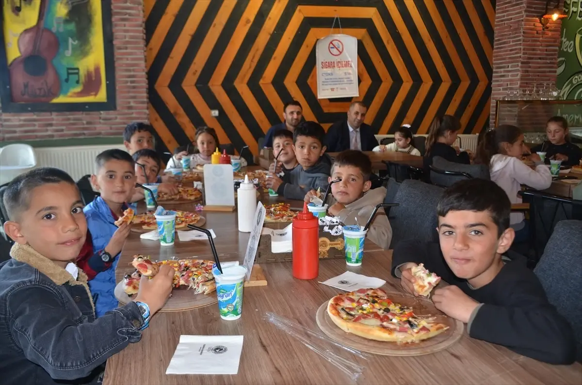 Köy Çocuklarına Pizza İkramı