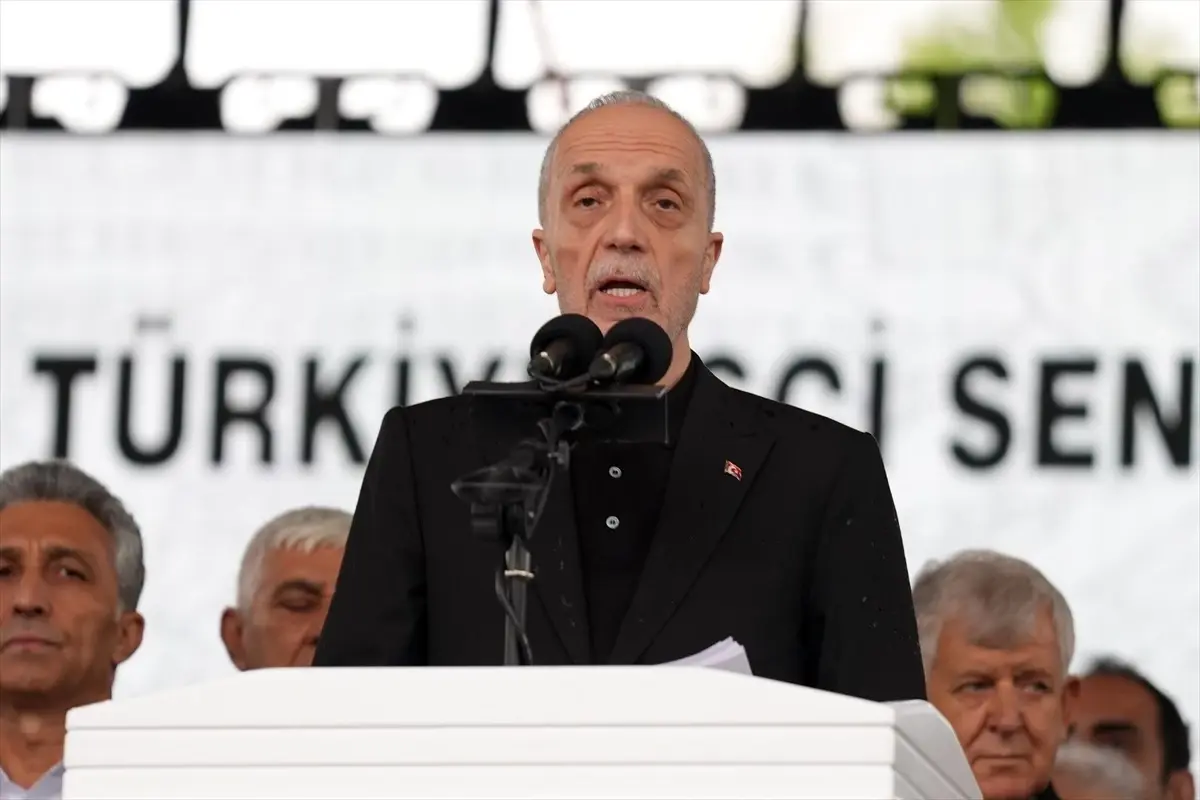 TÜRK-İŞ, 1 Mayıs\'ı Kartal\'da Kutladı