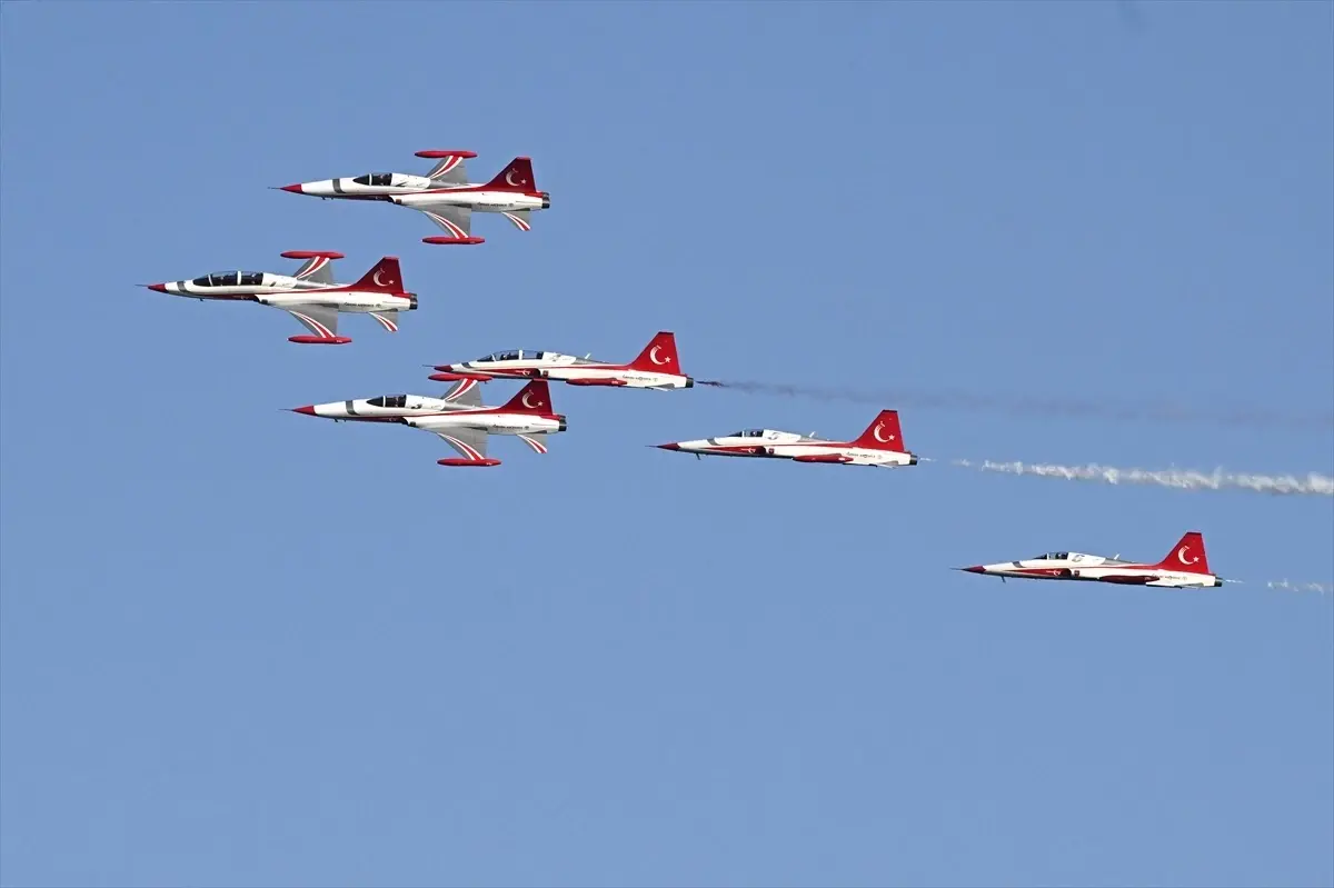 Türk Yıldızları\'ndan Antalya\'da Nefes Kesen Gösteri