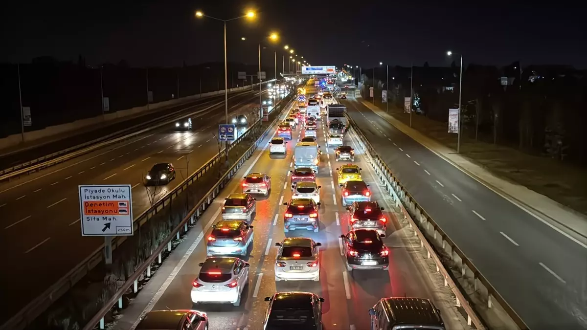 Tuzla\'da D-100 Trafik Yoğunluğu