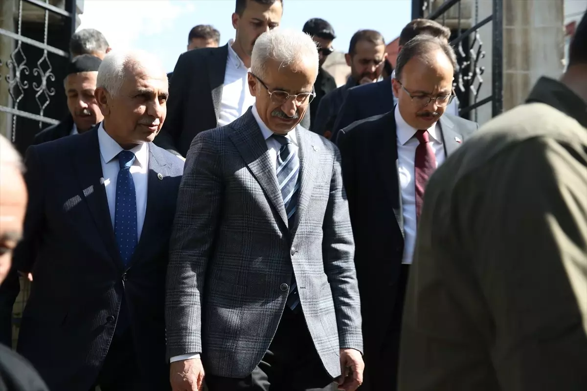 Ulaştırma ve Altyapı Bakanı Uraloğlu, AK Parti Siirt İl Başkanlığı\'nda konuştu Açıklaması