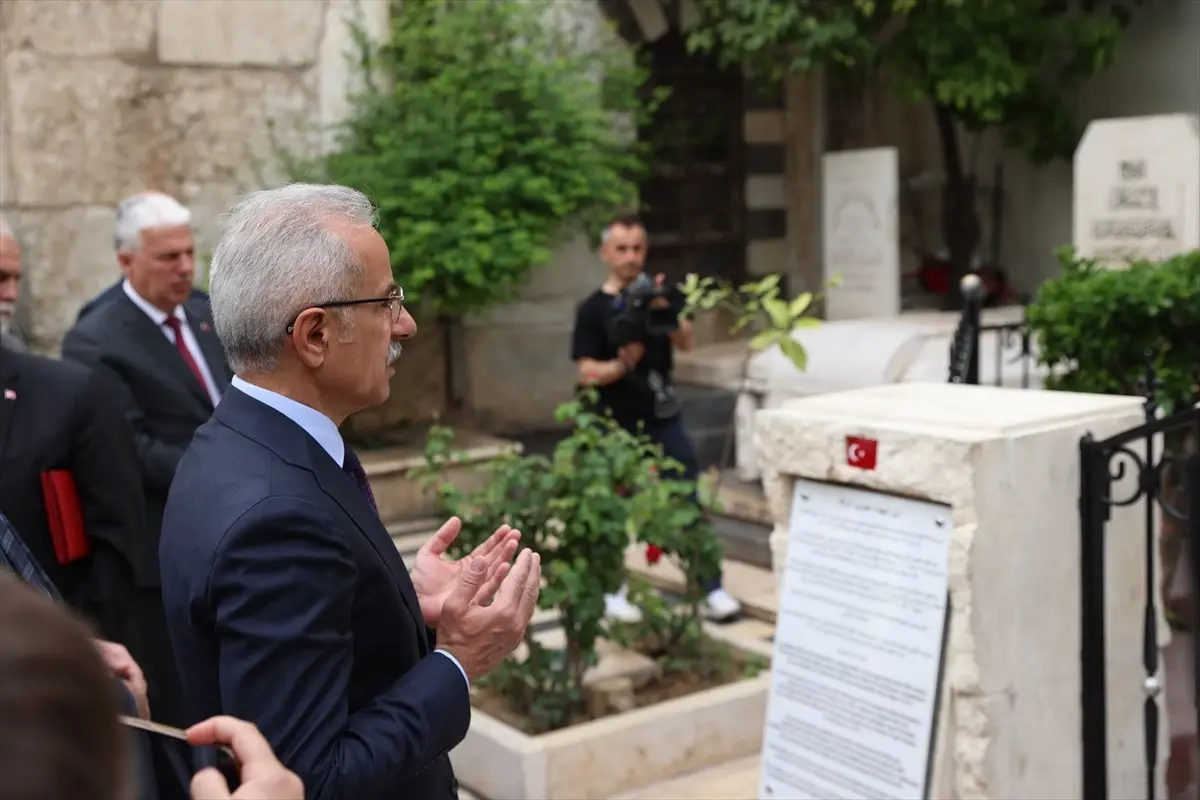 Ulaştırma ve Altyapı Bakanı Uraloğlu, Şam\'da Emevi Camisi\'ni ziyaret etti