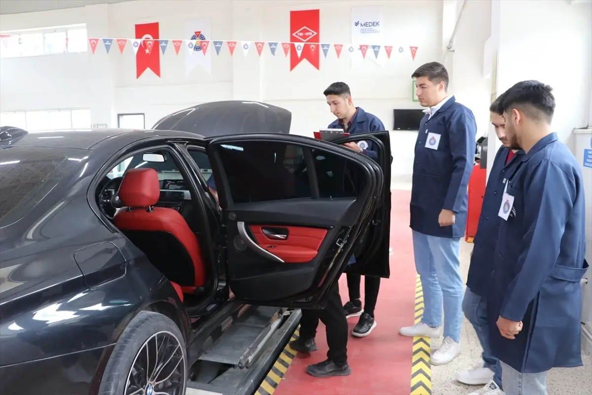 Üniversiteliler oto eksperliğini teorik ve pratik eğitimle öğreniyor
