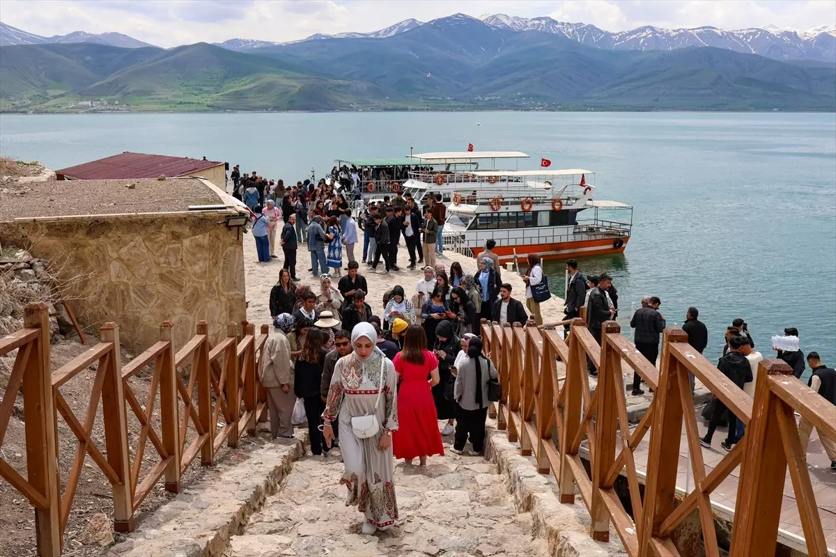 Öğrenciler, Van\'ın Güzelliklerini Keşfedip Temizlik Yaptı