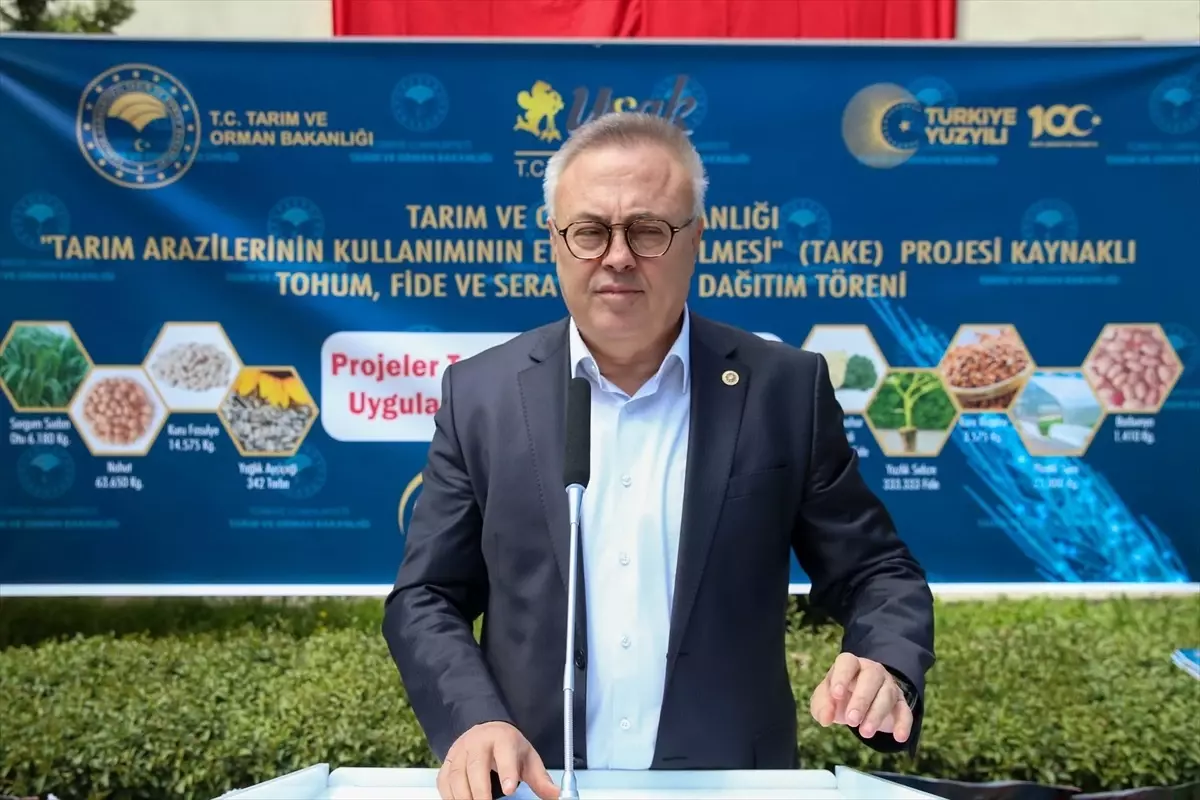 Uşak\'ta Çiftçilere Destek Dağıtımı