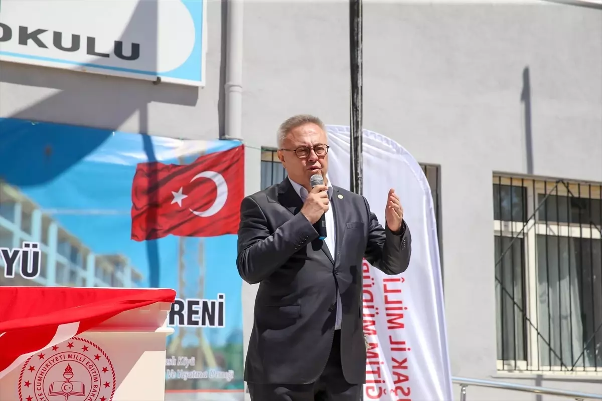 Uşak\'ta Yeni Ortaokul Temeli Atıldı