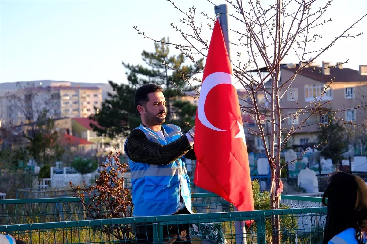 Van\'da AK Parti\'li gençler, şehit kabirlerinde temizlik yaptı