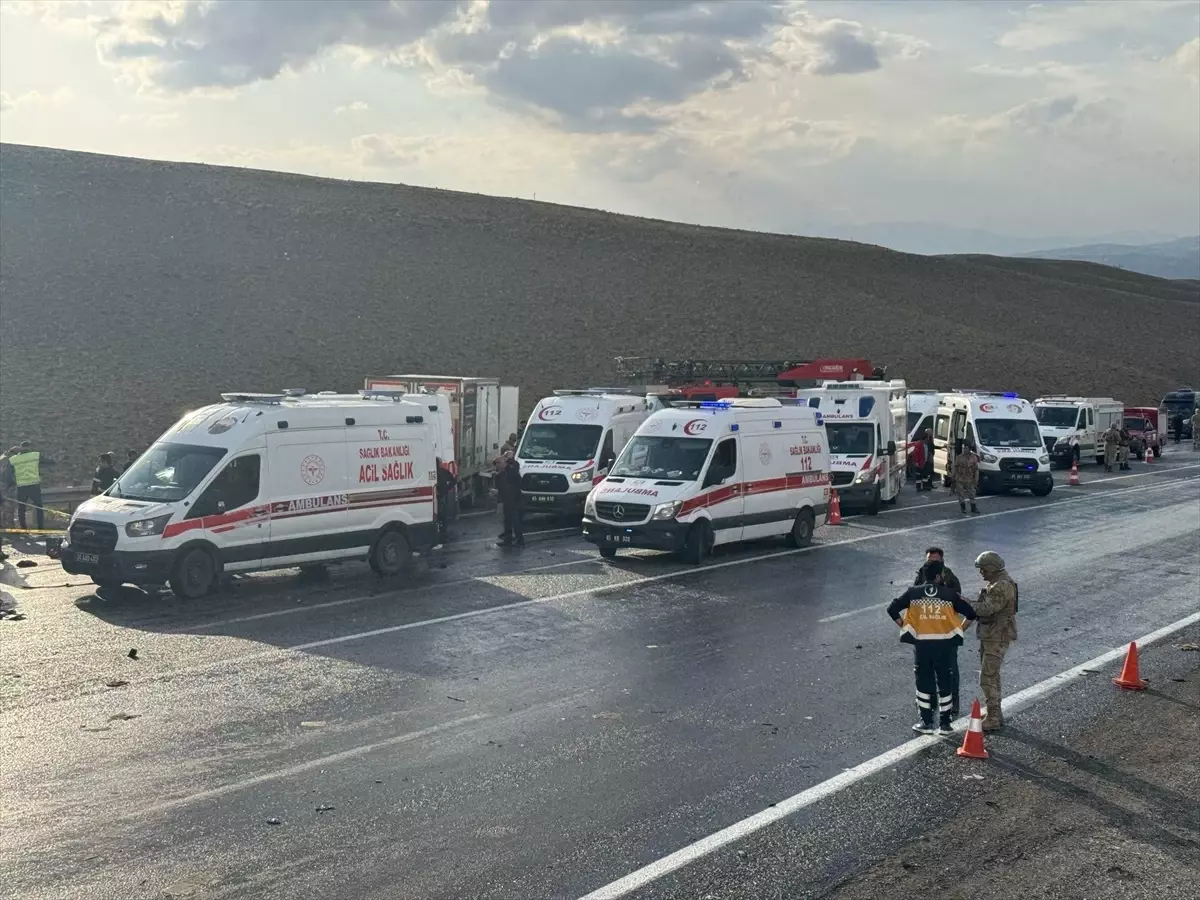 Van\'da Minibüs-Kamyonet Kazası: Ölü ve Yaralılar Var