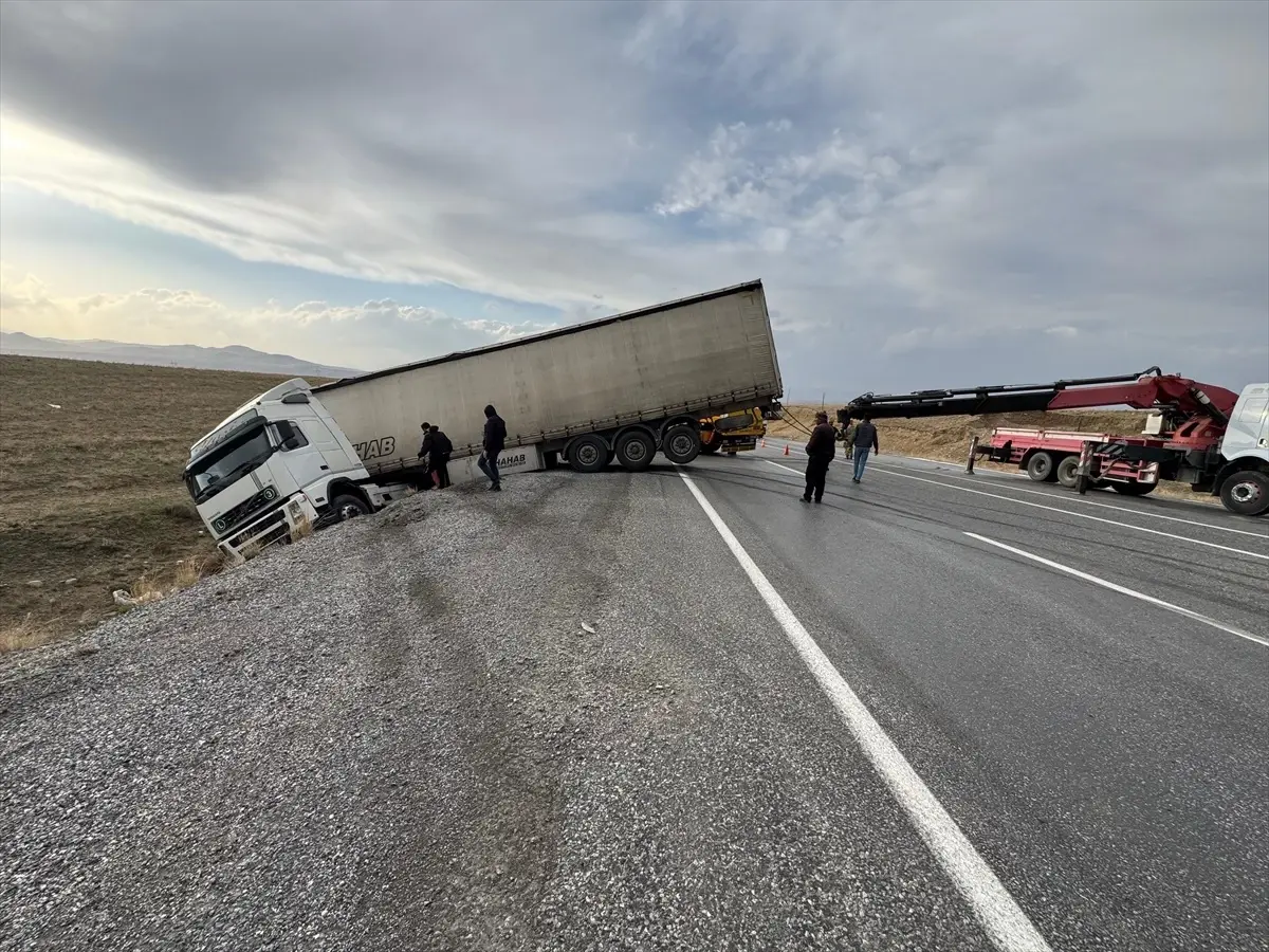 Başkale\'de TIR Devrildi: Sürücü Yaralandı