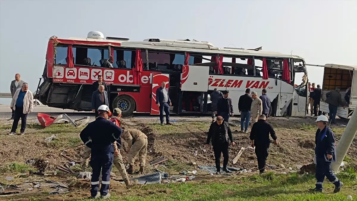 Van\'da Otobüs Devrildi: 28 Yaralı