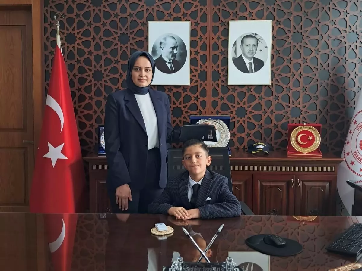 Çocuklar Makam Koltuklarını Devraldı