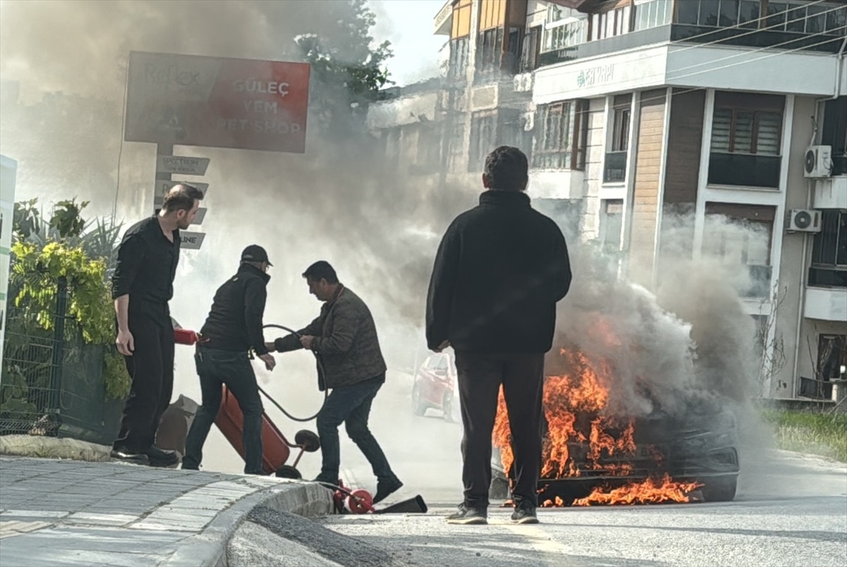 Yalova\'da Seyir Halindeki Araç Yandı