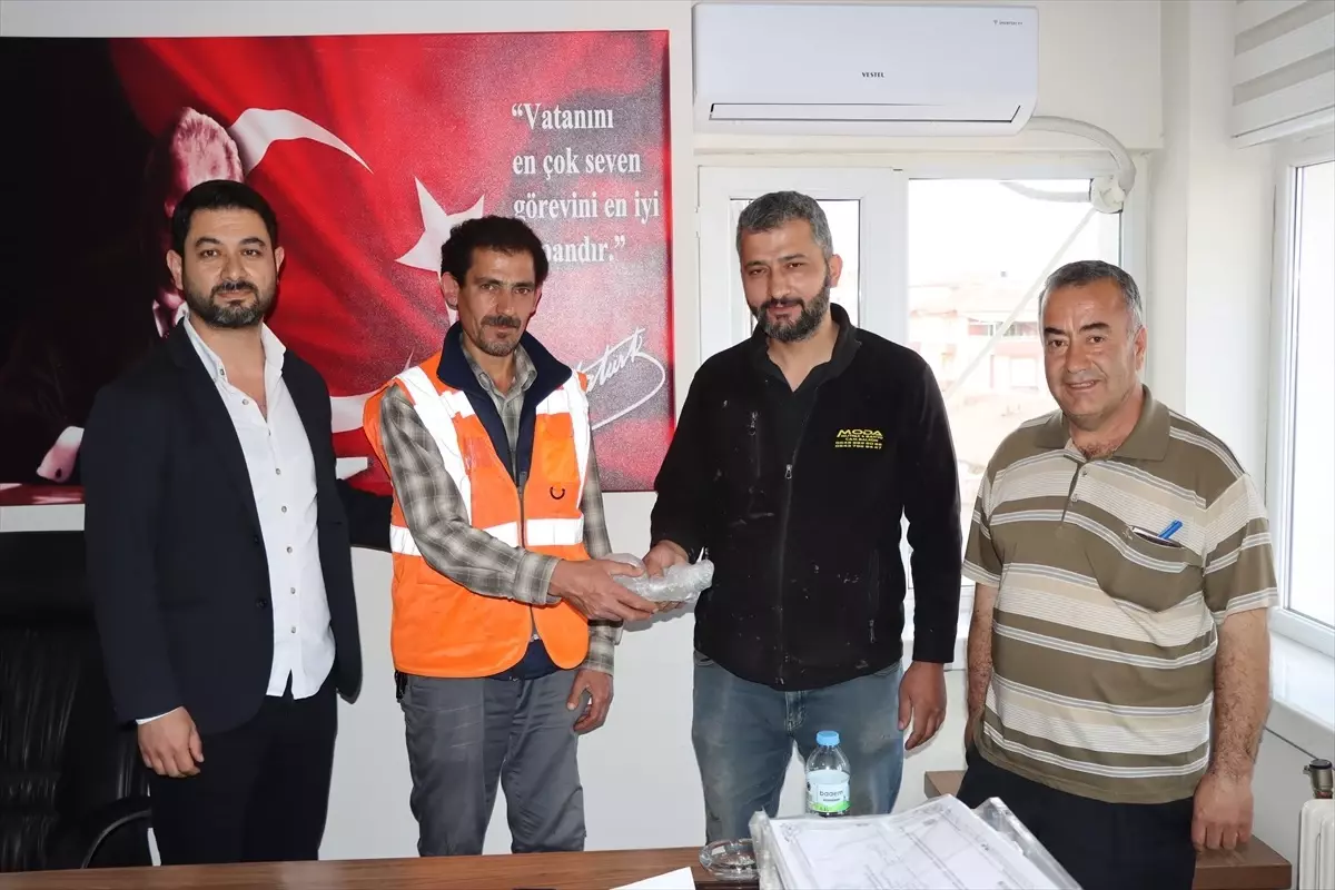 Temizlik İşçisi Duyarlılığı: Bulduğu 17 Bin Lirayı Sahibine Ulaştırdı