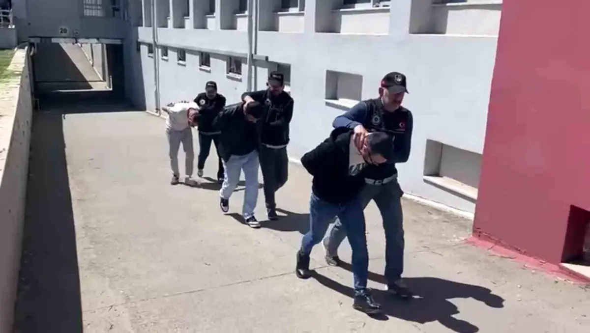 Adana\'da Narkotik Operasyonu: 1 Kilo Metamfetamin ve Tüfek Ele Geçirildi