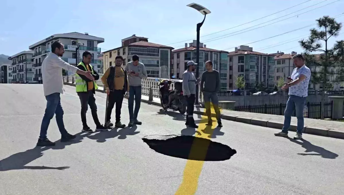 Afyonkarahisar\'da Yol Çöktü