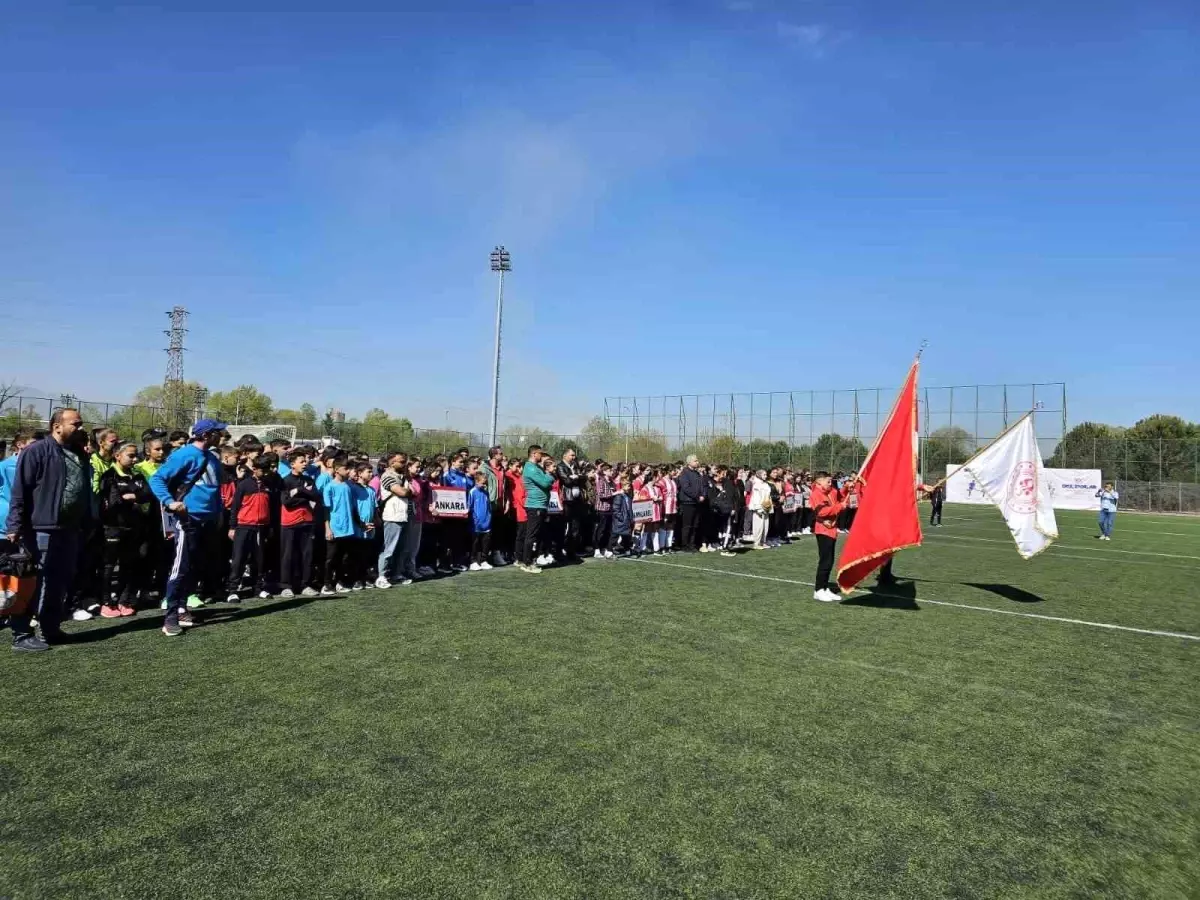Akşemsettin Ortaokulu Çim Hokeyinde 4. Oldu