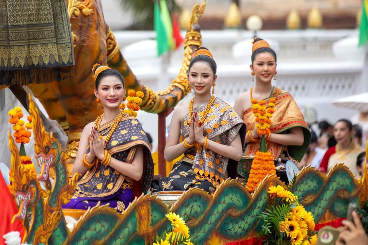 Laos\'ta Su Sıçratma Festivali Kutlandı