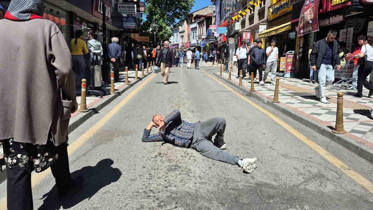 Bartın\'da Şadırvan Caddesi Trafiğe Kapandı