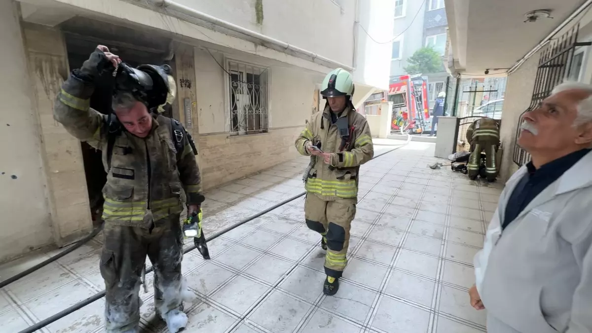 Avcılar\'da Yangın: Bir İşçi Kurtarıldı