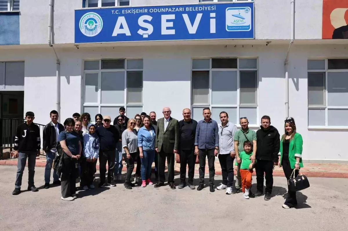 Başkan Kurt, Aşevi\'ni Ziyaret Etti ve Ekonomik Krize Dikkat Çekti