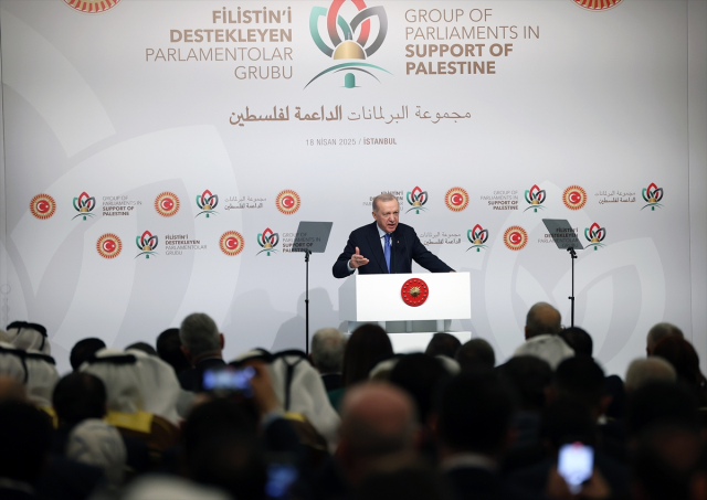 Cumhurbaşkanı Erdoğan'ın sözleri salonu ayağa kaldırdı: Filistin Filistin halkınındır
