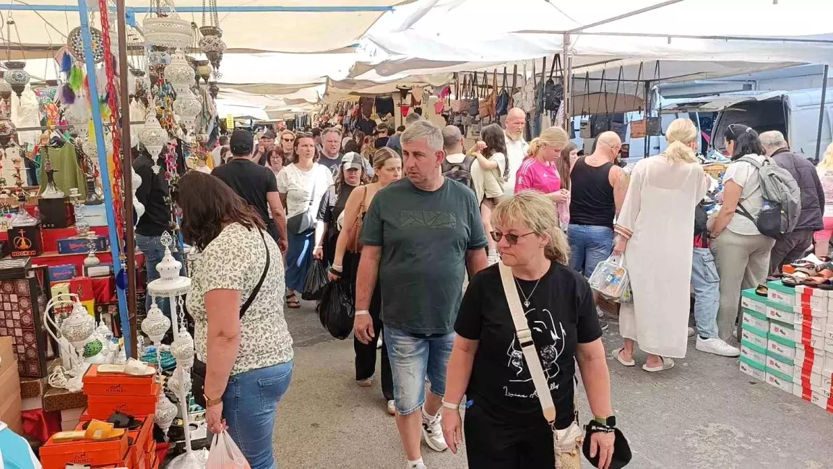 Manavgat Perşembe Pazarı\'nda Turist Yoğunluğu